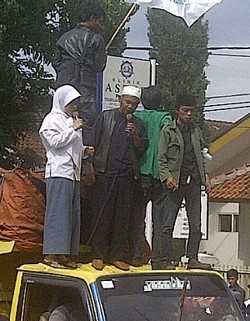 Siswi SMU Pendukung Aceng Fikri: Nikah Siri Halal, Zina Haram!