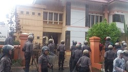 Massa Pendukung & Kontra Bupati Aceng Bentrok