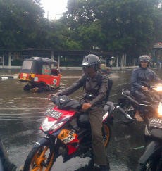 Genangan Air di Gambir Bikin Kendaraan Mogok, Lalin Macet Total