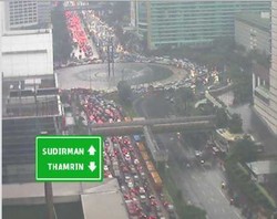 Genangan Air di Bundaran HI & Sarinah Picu Kemacetan Panjang