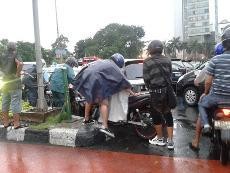 Macet Parah di Bundaran HI, Motor pun Digotong ke Trotoar
