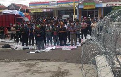 Massa Anti-Aceng Salat Jumat Ditemani Kawat Berduri