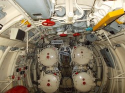 Kata Siapa Wisatawan Tak Bisa Naik Kapal Selam?