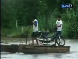 Rakit Oleng, Penumpang Hanyut, Motor Tenggelam