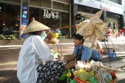 Wisata di Vietnam, Penjual Makanan vs Pekerja Seks