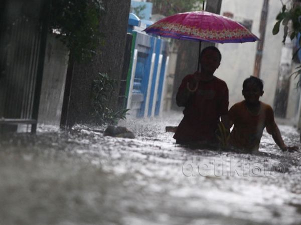 Banjir Sepinggang Rendam Ratusan Rumah Banjir Sepinggang Rendam Ratusan Rumah