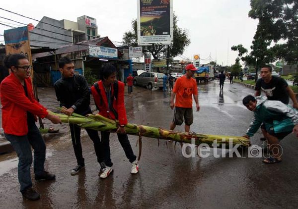 Tolak SPBU Shell, Warga Joglo Blokir Jalan