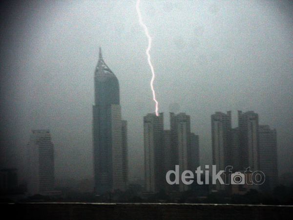 Petir Membelah Jakarta