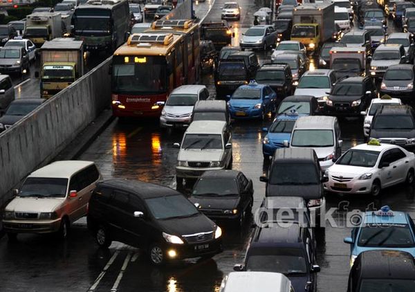 Diguyur Hujan, Gatot Subroto Macet Total