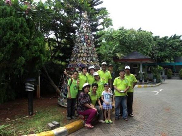 Pohon Natal dari Barang Bekas