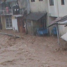 Hujan Deras, Benteng Pembatas Sungai Cidurian Jebol