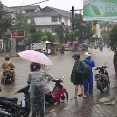 Hujan Deras, Jalanan di Bandung Jadi Sungai