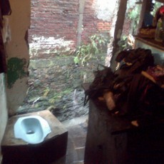 Banjir Bandang Terjang 2 RT di Cihaurgeulis, Rumah Opik Ambrol