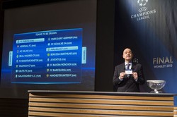 Competition Director UEFA, Giorgio Marchetti, melakukan undian. AFP/Fabrice Coffrini.