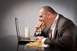 Asyik Main Facebook Dorong Ngemil Tak Sehat