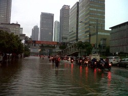 Terjebak Kolam di Jl Thamrin, Puluhan Motor pun Mogok