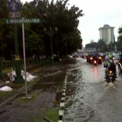 Ada Genangan Air, Lalin di Tugu Tani Nyaris Tak Bergerak 