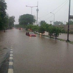 Jalan di Kawasan Senayan Tergenang, Motor & Mobil Mogok