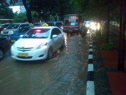  Imbas Hujan Deras, Sudirman ke Bundaran HI Macet Parah