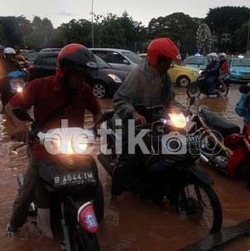 Ada Banjir di Tomang-Kebun Jeruk, Motor Boleh Masuk Tol