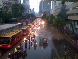 Macet Parah di Thamrin, TransJ pun Tak Bisa Bergerak