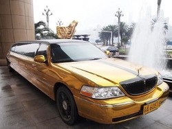 Keren! Limusin Berlapis Emas