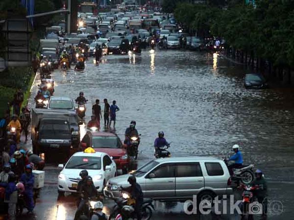 Macet Akibat Banjir Di Kawasan Thamrin