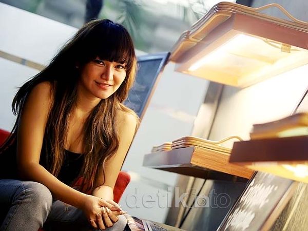 Model Seksi Amanda Choes Jajal Jadi Penyanyi