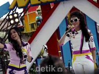 Duo Maia Ngamen di Hari Ibu