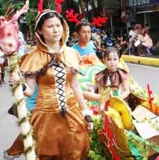 Karnaval Nuansa Natal Dikawal Rusa-rusa Cantik