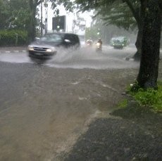 Hujan Deras, Jalan Jakarta Kembali Jadi Sungai