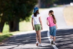 Bakar Lemak di Tubuh Lebih Banyak dengan Berjalan Mundur 