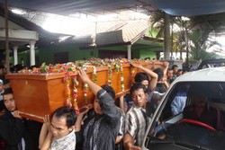 Kisah Tragis Eni yang Tak Bisa Saksikan Pemakaman Ibu, Suami, dan Anak