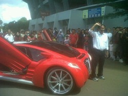 Wush! Dahlan Iskan Jajal Mobil Listrik Super Cepat di GBK