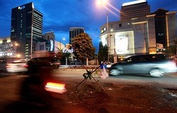 Jalan Rusak di Bundaran Senayan Bikin Pemotor Berjatuhan