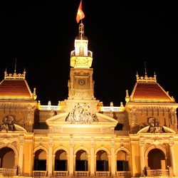 Menikmati Keindahan Ho Chi Minh yang Bermandikan Cahaya