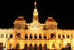 Menikmati Keindahan Ho Chi Minh yang Bermandikan Cahaya 