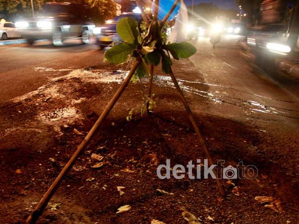 Hati-hati, Jalan Rusak di Bundaran Senayan
