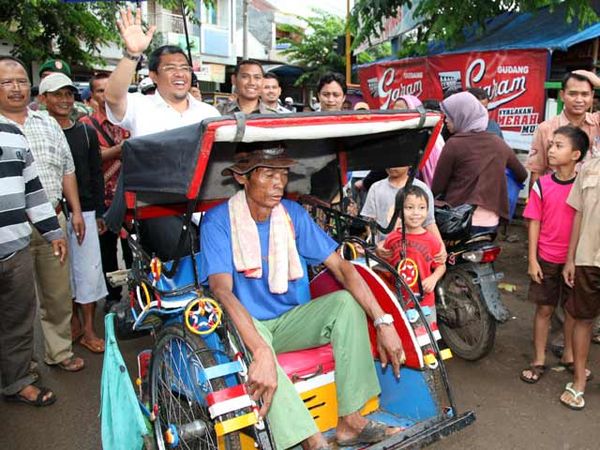 Gubernur Jawa Barat Naik Becak