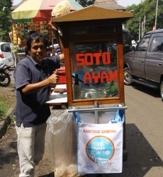 Bandung Tersenyum Bagikan 202 Kantong Sampah untuk Pedagang