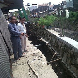 Kirmir Terancam Ambrol, Warga Maleer Diungsikan ke SD Kebon Gedang