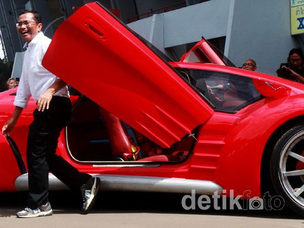Senyum Lebar Dahlan Iskan dengan Mobil Tucuxi
