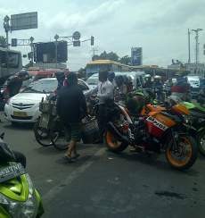  Adu Jotos 2 Pemotor Sport dan Sopir Taksi Berakhir Damai