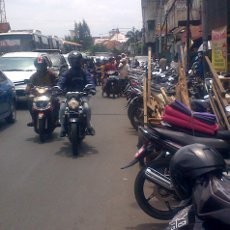 Korban Banjir Parkir Ratusan Motor di Pinggir Jalan, Jatinegara Kian Macet