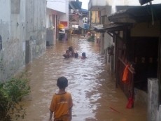 Banjir di Kampung Pulo, Warga Mengungsi ke RS Hermina