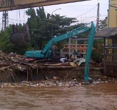Sampah Banjir di Pintu Air Manggarai: Batang Pohon Hingga Kasur