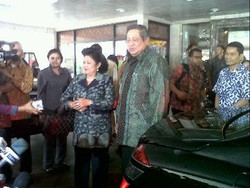 Jenguk Cucu ke RSPI, SBY Sekeluarga Kompak Berbaju Merah & Hijau