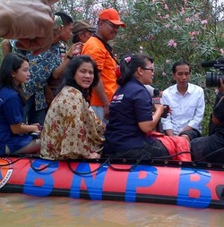 Tinjau Banjir, Jokowi dan Istri Arungi Bidara Cina dengan Perahu
