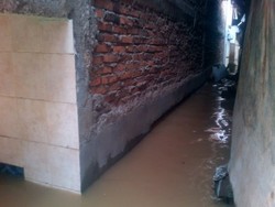 Ogah Mengungsi, Warga Kampung Pulo Berenang Demi Makan Siang