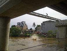 Atraksi Loncat Indah di Tengah Banjir Rawajati